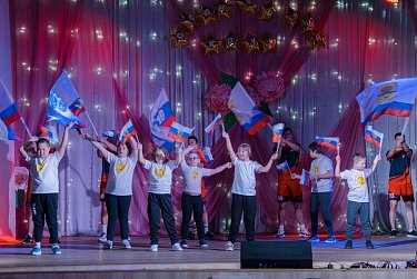 Солнечные дети поют и танцуют